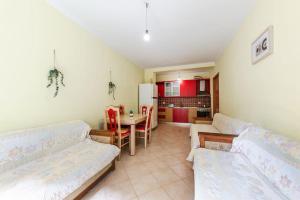 un soggiorno con due divani e un tavolo di Cozy Seaside by PS a Golem