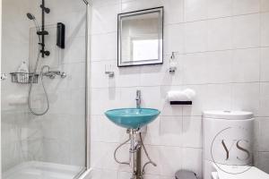 uma casa de banho com um lavatório e um chuveiro em Stylish Studio 5 - City Centre Coach Station em Birmingham