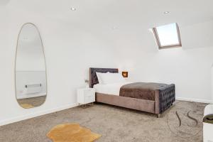 um quarto com uma cama e um espelho grande em Stylish Studio 5 - City Centre Coach Station em Birmingham