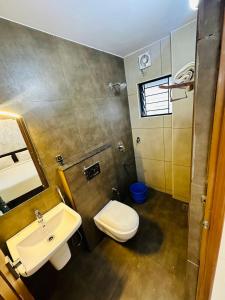 Koupelna v ubytování Nujoom Apartments
