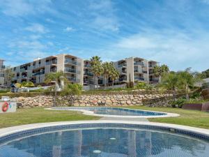 una piscina di fronte a due condomini di Clauhomes Paradise Village a Salou