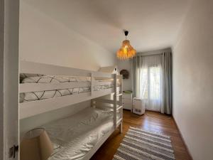sypialnia z 2 łóżkami piętrowymi i żyrandolem w obiekcie L'Eden House - Maison hyper centre plages 2min à pied piscine w mieście Antibes