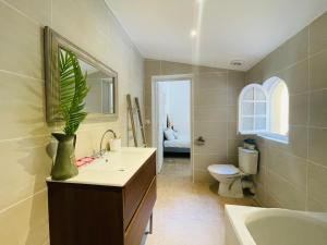 łazienka z umywalką, toaletą i lustrem w obiekcie L'Eden House - Maison hyper centre plages 2min à pied piscine w mieście Antibes +44 zdjęcia