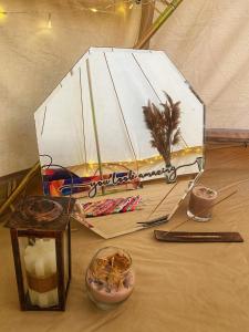 une table avec une tente avec une boîte et des bougies dans l'établissement Delta Dunarii - Casa de langa apa, à Ilganii de Sus