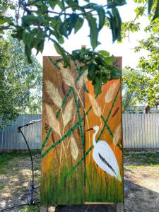 une peinture d'un oiseau blanc sur un panneau dans l'établissement Delta Dunarii - Casa de langa apa, à Ilganii de Sus