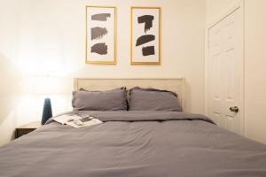 A bed or beds in a room at 428-2E Newly furnished 2BR Prime Midtown sleeps 5