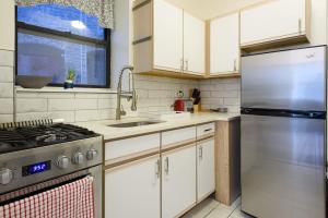 A kitchen or kitchenette at 428-2E Newly furnished 2BR Prime Midtown sleeps 5