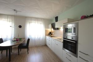 Kuchyň nebo kuchyňský kout v ubytování Ferienwohnung An der Dorfmauer