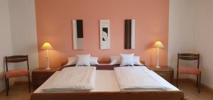 Postel nebo postele na pokoji v ubytování Ferienwohnung An der Dorfmauer