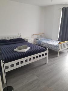 a bedroom with two beds in a room at RAYAN'S LODGE STRATFORD in London