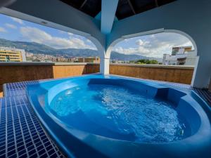 ein Whirlpool auf dem Dach eines Gebäudes in der Unterkunft Hotel Alcaravan Medellín in Medellín