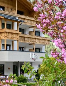 un edificio con flores rosas delante de él en Tilia living, en Ried im Oberinntal