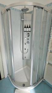 een douche met een glazen omhulsel in een badkamer bij Happy House - Marina Centro in Rimini +19 foto's