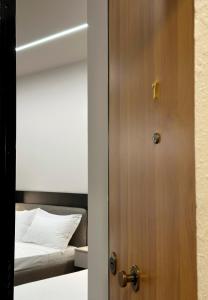 een deur naar een slaapkamer met een bed bij N7 apartment in Durrës