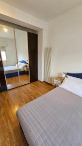een slaapkamer met een groot bed en een spiegel bij Happy House - Marina Centro in Rimini