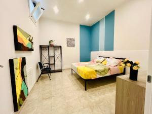 sypialnia z łóżkiem i niebiesko-białymi ścianami w obiekcie B&B Margherita Torremaggiore w mieście Torre Maggiore