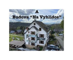 a buloco ni va vivride un bâtiment blanc dans l'établissement Resort Mezná, à Hřensko