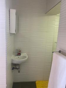 ein Bad mit einem Waschbecken und einem Spiegel in der Unterkunft GOLDEN GLORY INN in Roodepoort