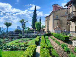 een tuin voor een gebouw bij Mountain Vista Residence in Kalabaka