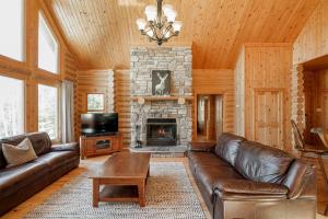 TV a/nebo společenská místnost v ubytování Fiddler Lake Resort Chalet 90 Deer