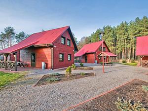 dos graneros con techos rojos y una mesa de picnic en Warzkowizna, en Rząsawa