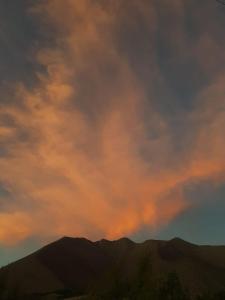 um céu nublado com montanhas ao fundo em Cabañas Rusticas Olimpus del Elqui em Vicuña