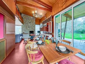 - une salle à manger avec une table et des chaises en bois dans l'établissement Chalet entre Lac d'Annecy et Montagnes, à Écharvine