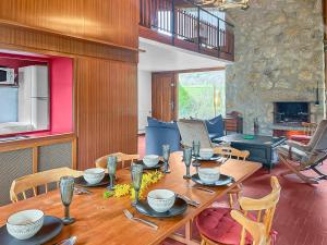 - une salle à manger avec une table et des chaises en bois dans l'établissement Chalet entre Lac d'Annecy et Montagnes, à Écharvine