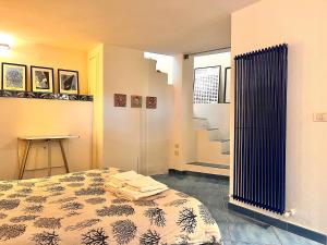 Un dormitorio con una cama con toallas. en Le 3 case di Mia, en Marciana Marina