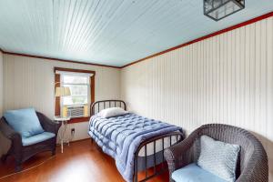- une chambre avec un lit, une chaise et une fenêtre dans l'établissement Town of Rehoboth Beach 42 Surf Ave, à Rehoboth Beach