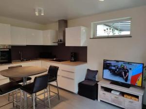 Kuchyň nebo kuchyňský kout v ubytování Comfortable Apartment in Namur – 38 sqm – Terrace