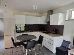 Kuchyň nebo kuchyňský kout v ubytování Comfortable Apartment in Namur – 38 sqm – Terrace + 16 fotografií