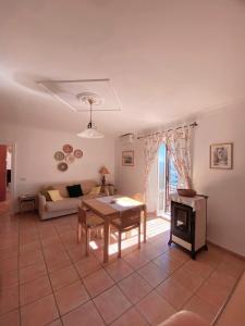een woonkamer met een tafel en een bank bij Vicolo Savelli Holiday Home in Palombara Sabina