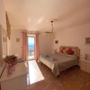 een slaapkamer met een bed en een raam bij Vicolo Savelli Holiday Home in Palombara Sabina