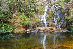 uma cascata no meio de um corpo de água em O apartamento queridinho de luxo em Lagoa Santa