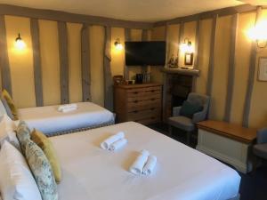 um quarto de hotel com duas camas e uma televisão em Black Buoy Inn em Wivenhoe