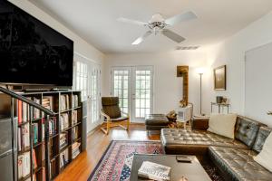 RidgeにあるWaterfront Ridge Retreat Cabin on St Jeromes Creekのソファとテレビのあるリビングルーム