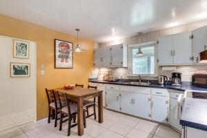 Φωτογραφία από το άλμπουμ του Waterfront Ridge Retreat Cabin on St Jeromes Creek σε Ridge