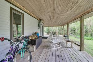 RidgeにあるWaterfront Ridge Retreat Cabin on St Jeromes Creekの2台の自転車が駐車されている木製のポーチ