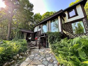 una casa con una pasarela de piedra delante de ella en Nature Retreat w/ Sunroom Gazebo, en Cantley