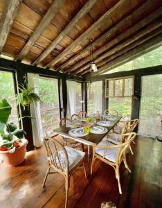 comedor con mesa de madera y sillas en Nature Retreat w/ Sunroom Gazebo, en Cantley