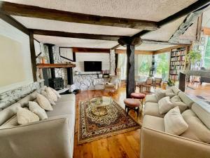 sala de estar con sofás blancos y chimenea en Nature Retreat w/ Sunroom Gazebo, en Cantley