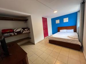 um quarto com uma cama e uma porta vermelha em Town Apartment with terrace 4 bedrooms 3 baths em Baños