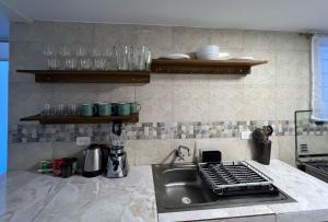 cocina con fregadero y encimera en Town Apartment with terrace 4 bedrooms 3 baths, en Baños