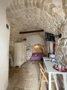 奧斯圖尼的住宿－Casa Mimmo，洞穴内带桌子和床的房间