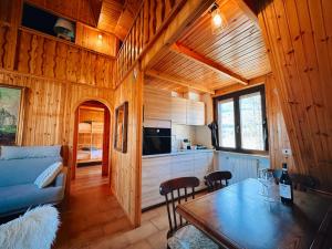a kitchen and a living room with a table in a cabin at Mansarda Val di Sangro in Rocca Cinquemiglia