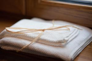 a stack of folded white towels on a table at B&B Largo Alighieri in Schiavi di Abruzzo