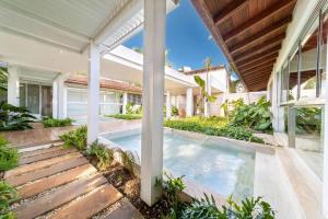 una vista exterior de una casa con piscina en Casa de Campo Elegance - 8-Bedroom Golf View Villa, en La Romana