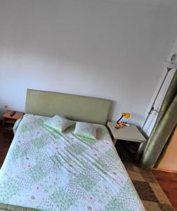 1 dormitorio con 1 cama y 1 mesa con lámpara en New apartment Old town 2 en Sarajevo