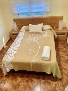 a bedroom with a bed and a window at Chalet con piscina El Refugio de Venecia in El Campillo